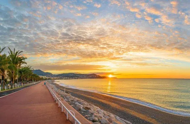 Coucher de soleil sur la Promenade des Anglais